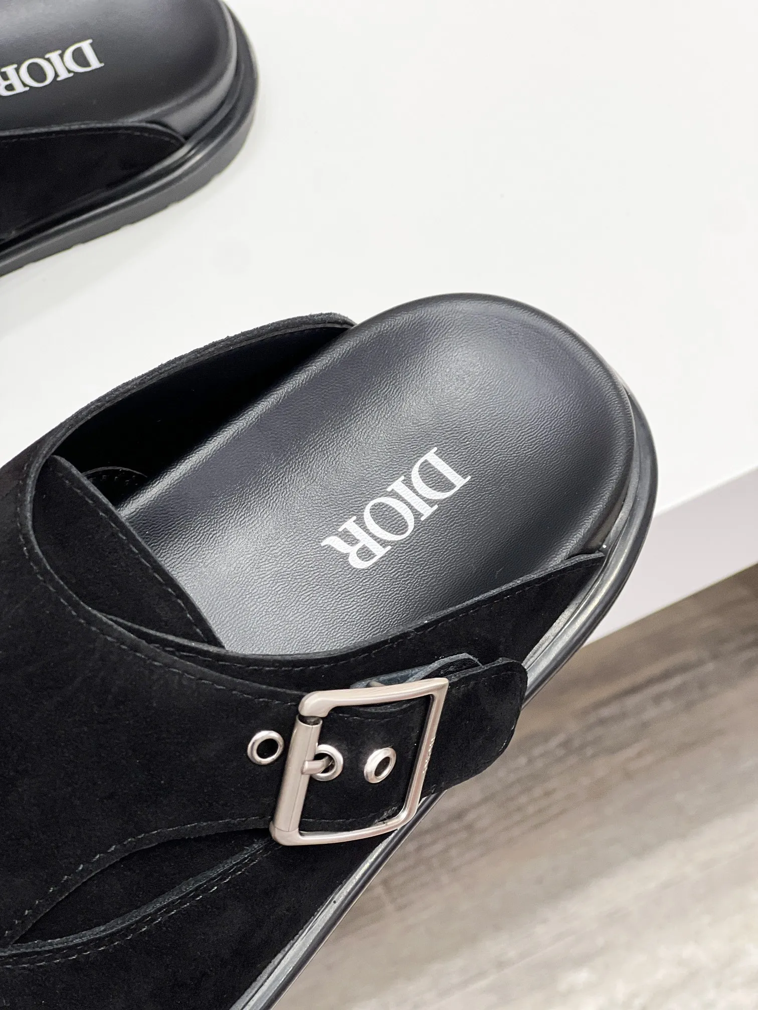 Men's Men's Shoes 💰360 [New Style] 🐝🐝2025ss Dior's latest men's slippers are a must-have. Dior Alias ​​Men's Genuine Leather Slippers This summer new Alias ​​sandal embodies a casual and elegant style. Carefully crafted from grained cow leather and Oblique printed fabric, with cowhide lining! Cross-strap design with metal-clad brass CD Diamond logo. The imported cowhide leather and rubber sole adds sophistication and comfort, while Oblique print-effect anti-slip panels add style. Code: 38-44 (45 can be customized